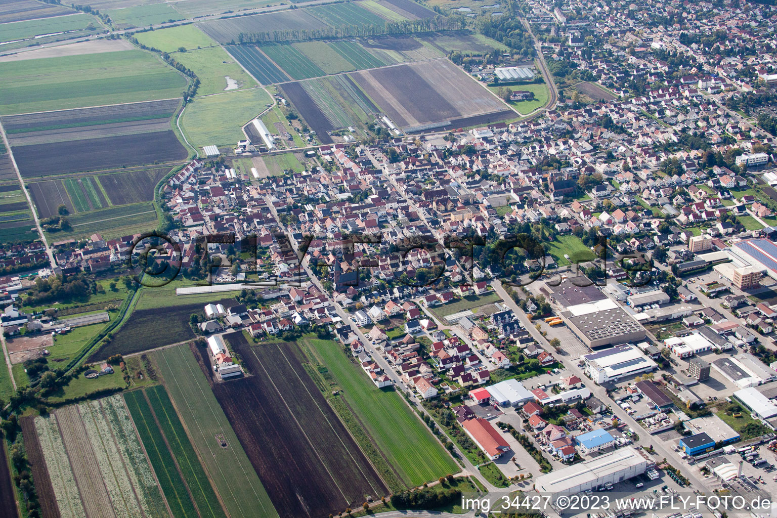 Maxdorf im Bundesland Rheinland-Pfalz, Deutschland von der Drohne aus gesehen