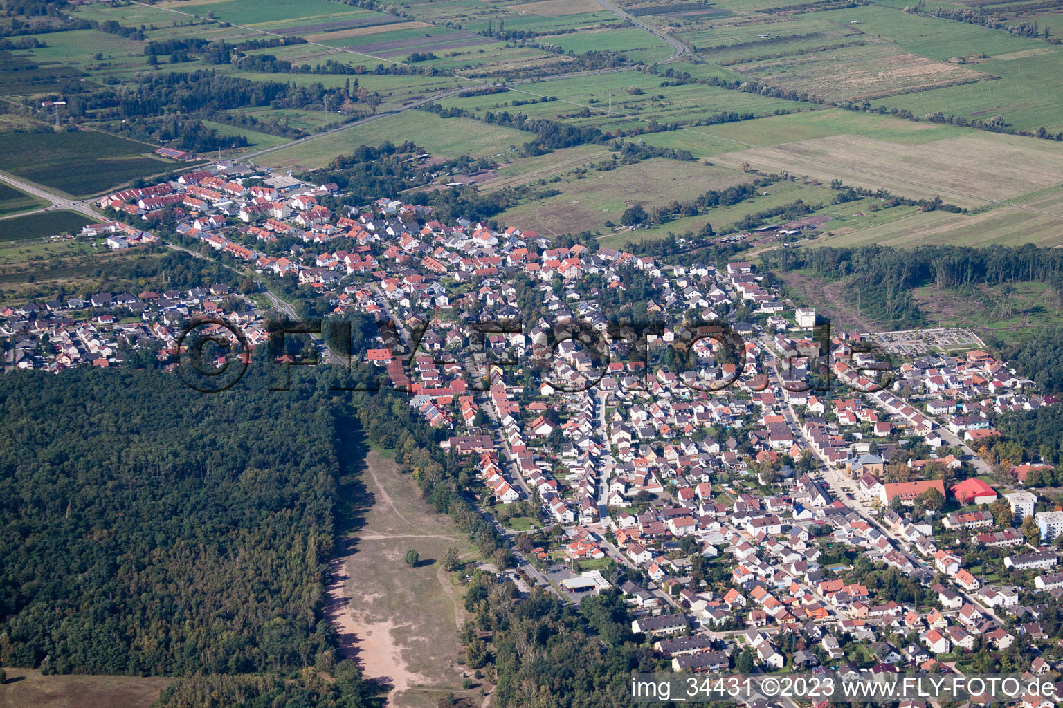 Schrägluftbild von Maxdorf im Bundesland Rheinland-Pfalz, Deutschland