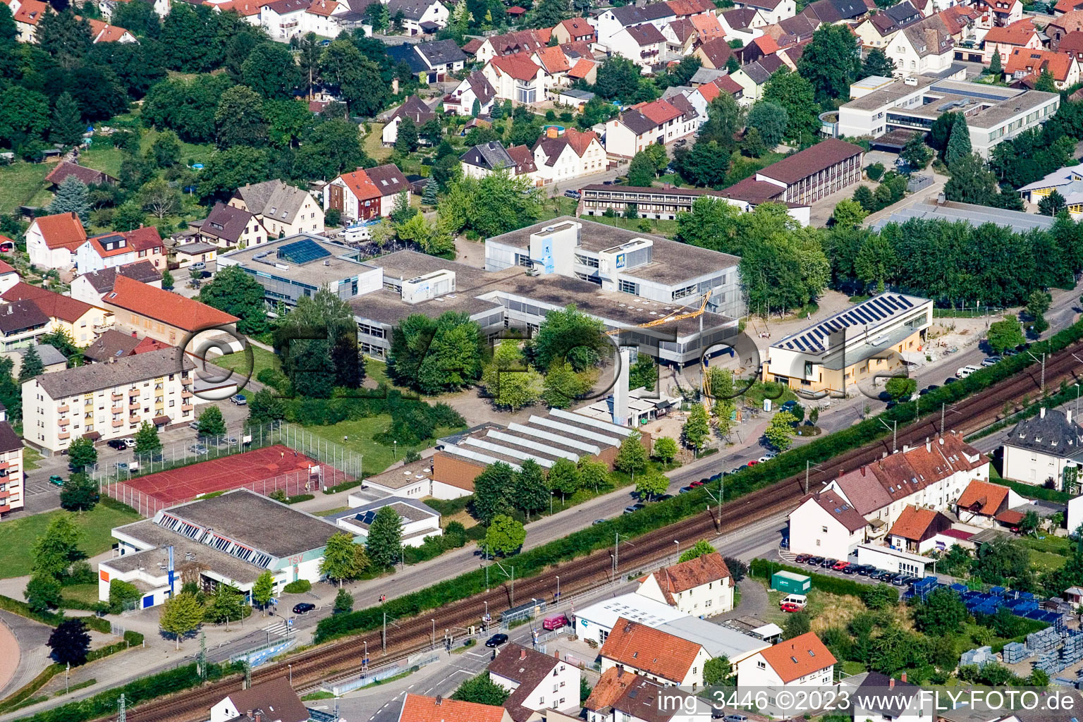 Drohnenbild von Schulgebäude der Ludwig-Marum-Gymnasium Pfinztal im Ortsteil Berghausen in Pfinztal im Bundesland Baden-Württemberg, Deutschland