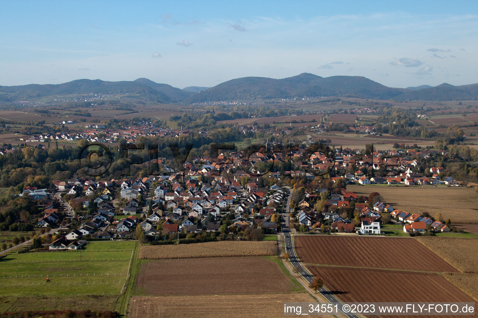 Ortsteil Billigheim in Billigheim-Ingenheim im Bundesland Rheinland-Pfalz, Deutschland aus der Vogelperspektive