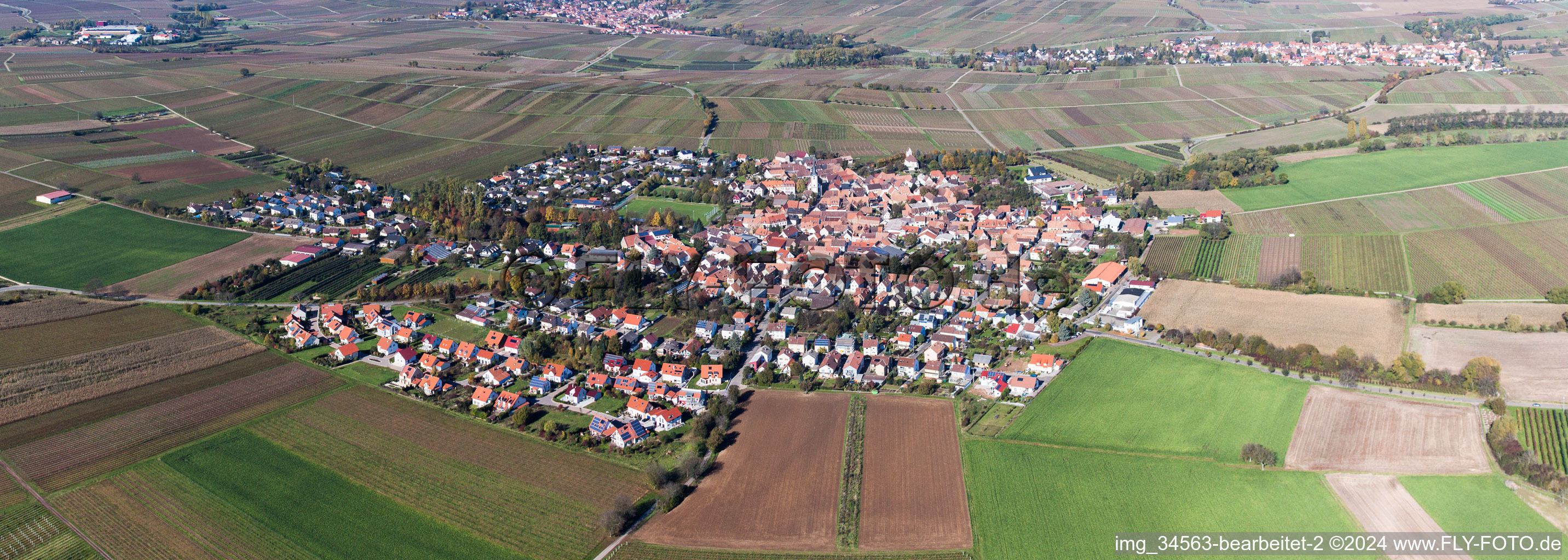 Panorama - Perspektive der Ortsansicht der Straßen und Häuser der Wohngebiete im Ortsteil Mörzheim in Landau in der Pfalz im Bundesland Rheinland-Pfalz, Deutschland