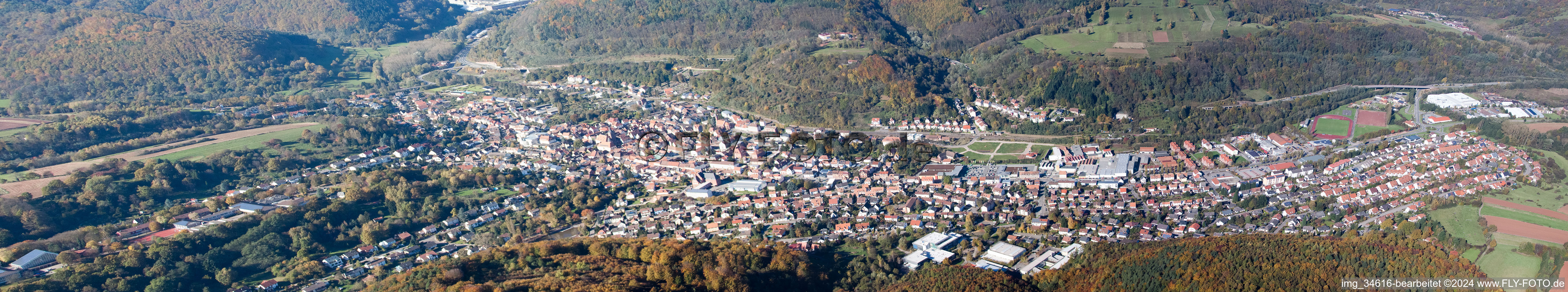 Luftbild von Panorama vom Ortsbereich und der Umgebung in Annweiler am Trifels im Bundesland Rheinland-Pfalz, Deutschland