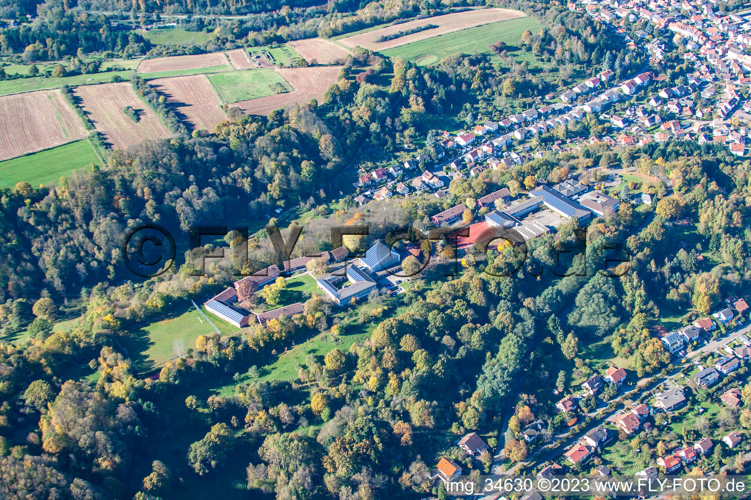 Luftbild von Privates Trifels-Gymnasium in Annweiler am Trifels im Bundesland Rheinland-Pfalz, Deutschland