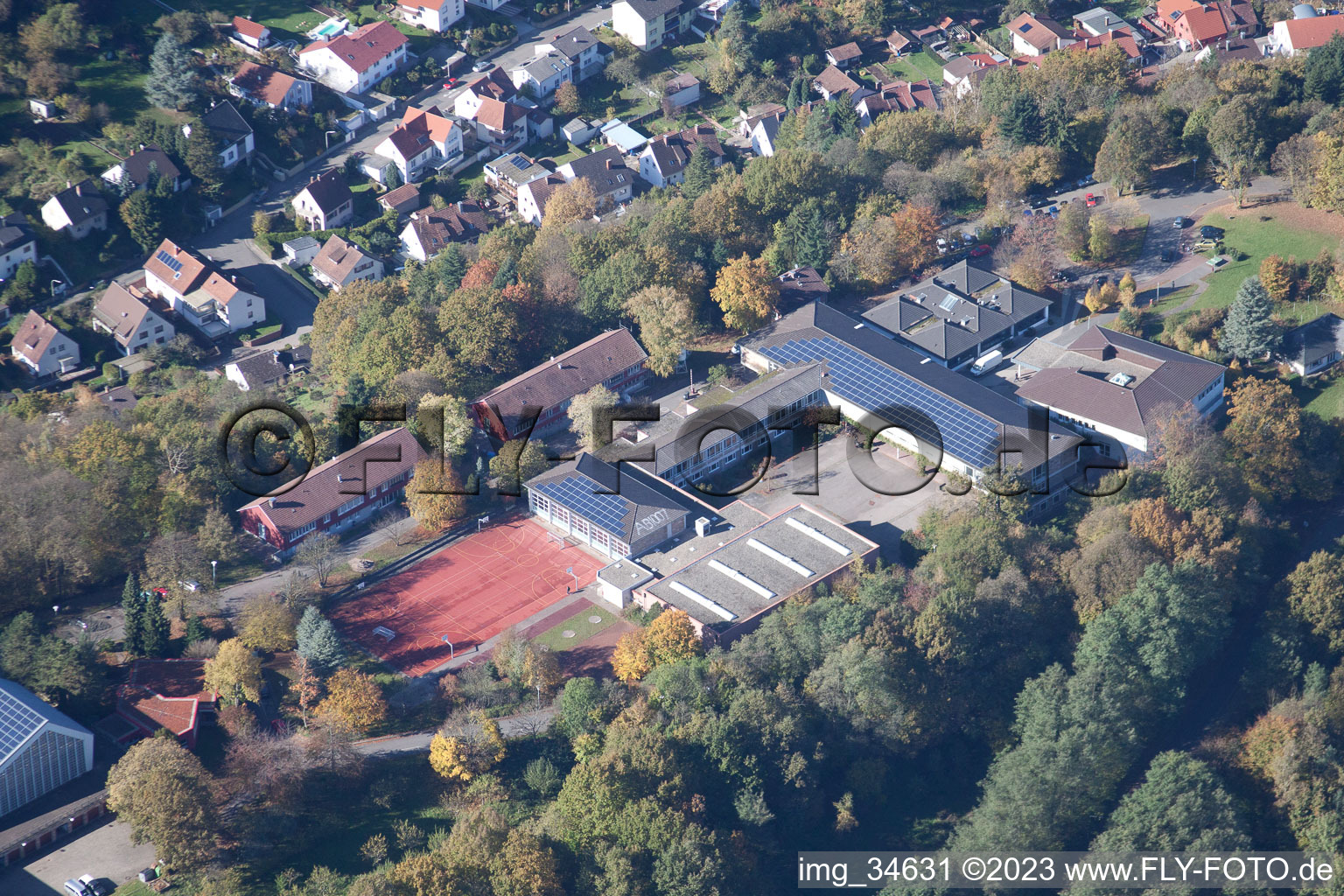 Luftaufnahme von Privates Trifels-Gymnasium in Annweiler am Trifels im Bundesland Rheinland-Pfalz, Deutschland