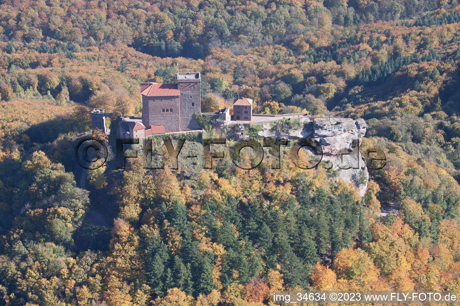 Burg Trifels in Annweiler am Trifels im Bundesland Rheinland-Pfalz, Deutschland von einer Drohne aus