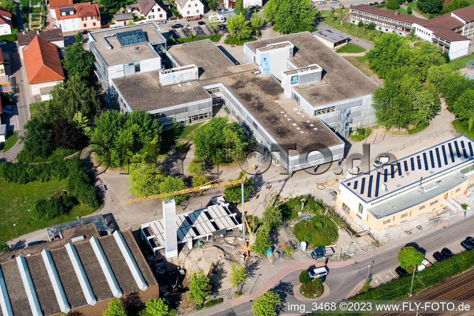 Schulgebäude der Ludwig-Marum-Gymnasium Pfinztal im Ortsteil Berghausen in Pfinztal im Bundesland Baden-Württemberg, Deutschland von der Drohne aus gesehen