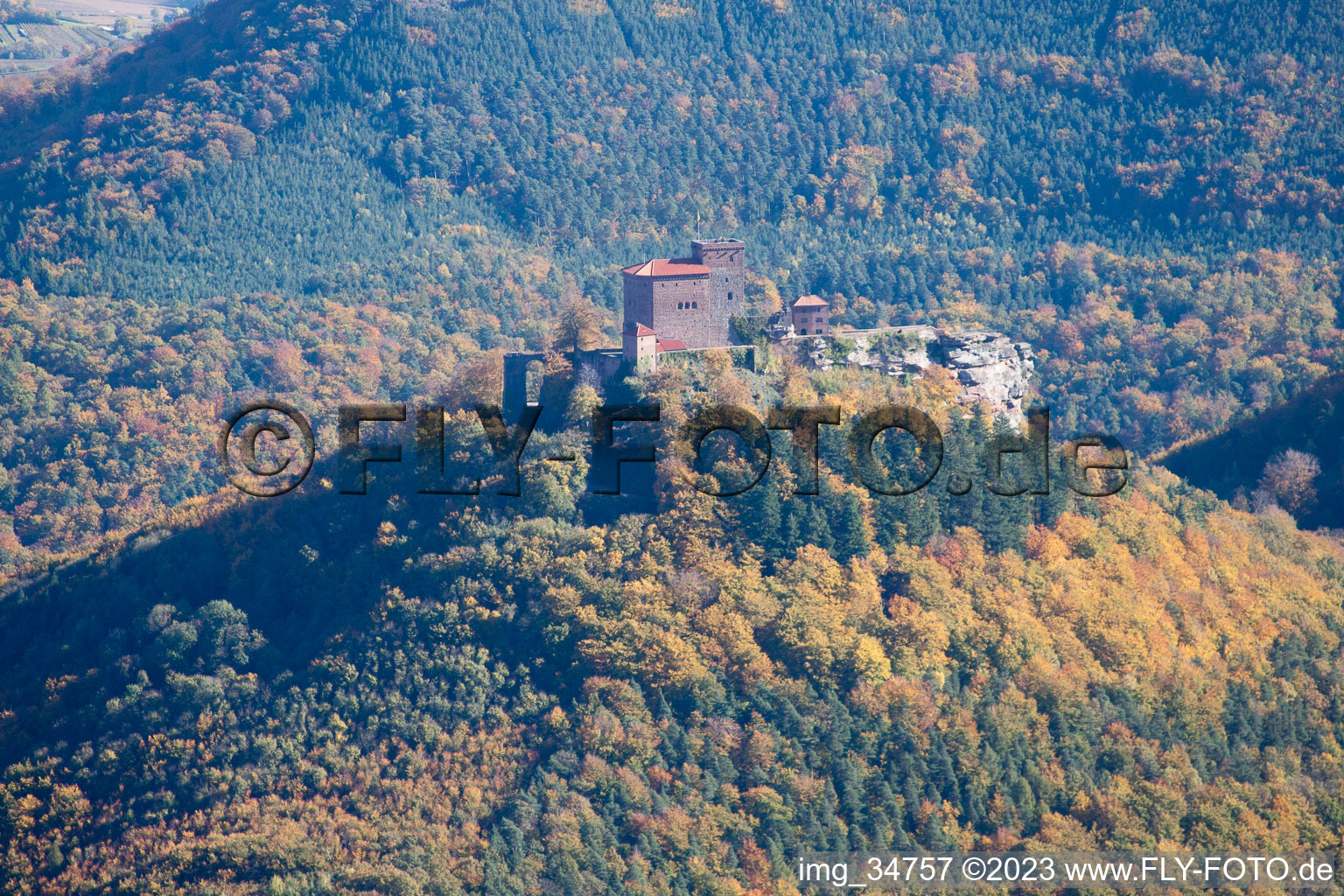 Luftaufnahme von Burg Trifels in Annweiler am Trifels im Bundesland Rheinland-Pfalz, Deutschland