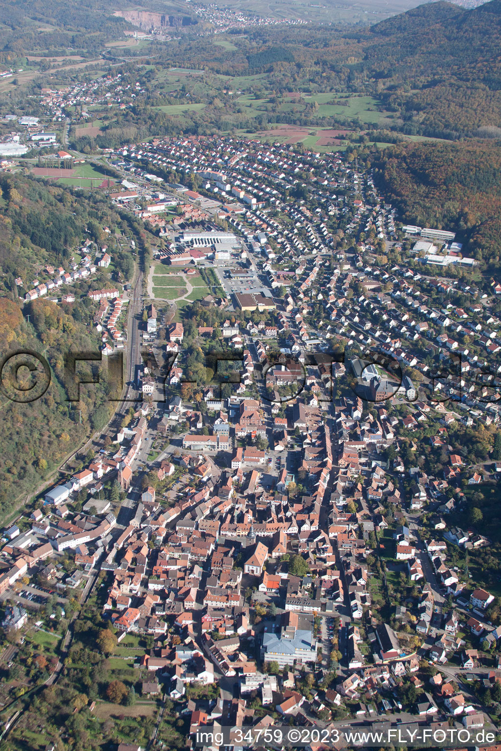 Annweiler am Trifels im Bundesland Rheinland-Pfalz, Deutschland aus der Drohnenperspektive