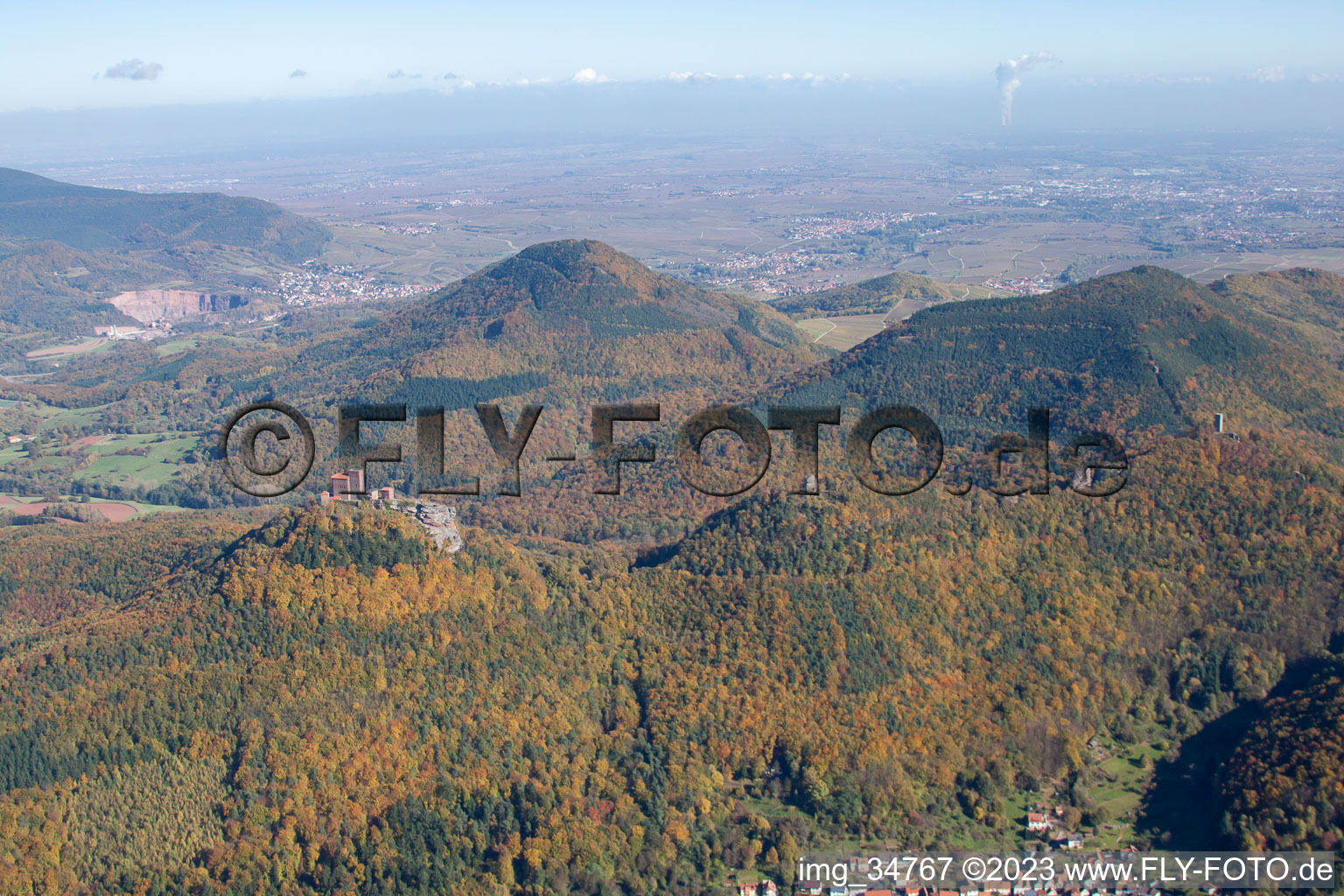 Luftaufnahme von Die 4 Burgen Trifels, Anebos, Jungturm und Münz in Leinsweiler im Bundesland Rheinland-Pfalz, Deutschland