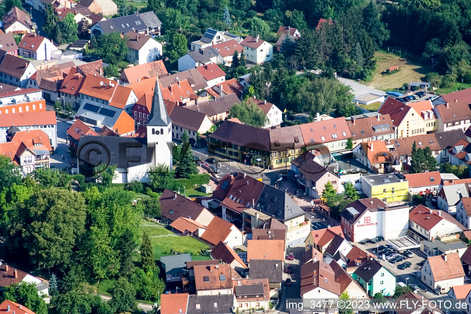 Luftbild von Martinskirche im Ortsteil Berghausen in Pfinztal im Bundesland Baden-Württemberg, Deutschland