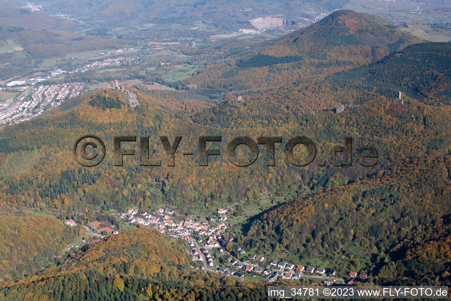 Luftbild von Bindersbach, die 3 Burgen in Annweiler am Trifels im Bundesland Rheinland-Pfalz, Deutschland