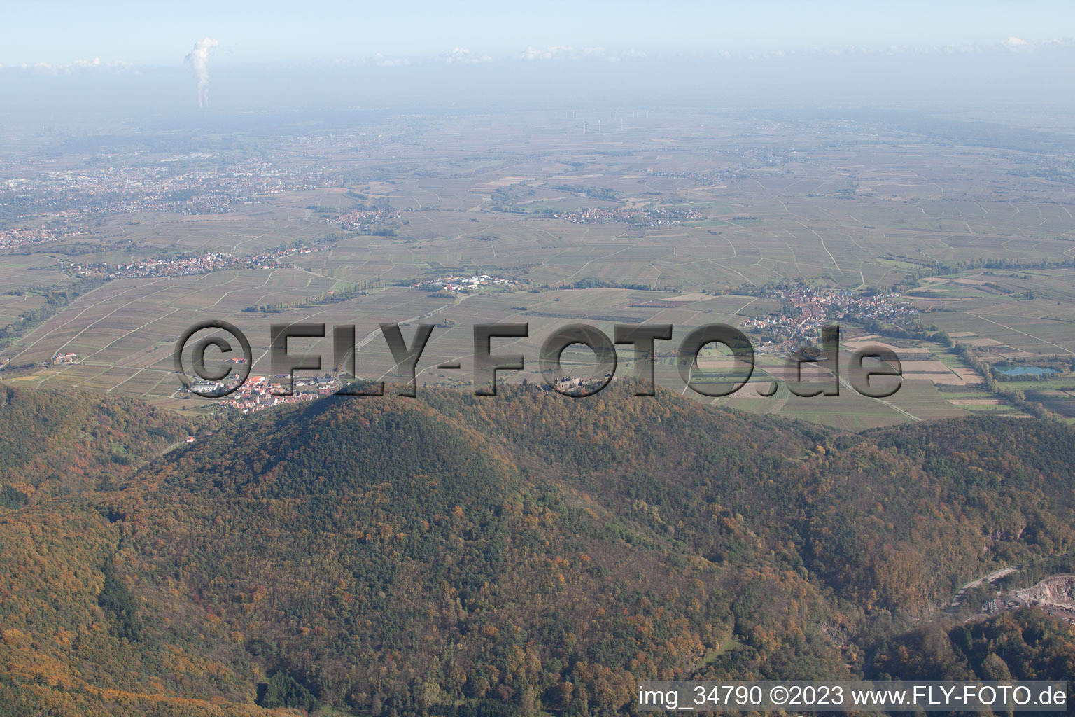 Luftbild von Haardt Panorama hinter der Madenburg in Waldhambach im Bundesland Rheinland-Pfalz, Deutschland