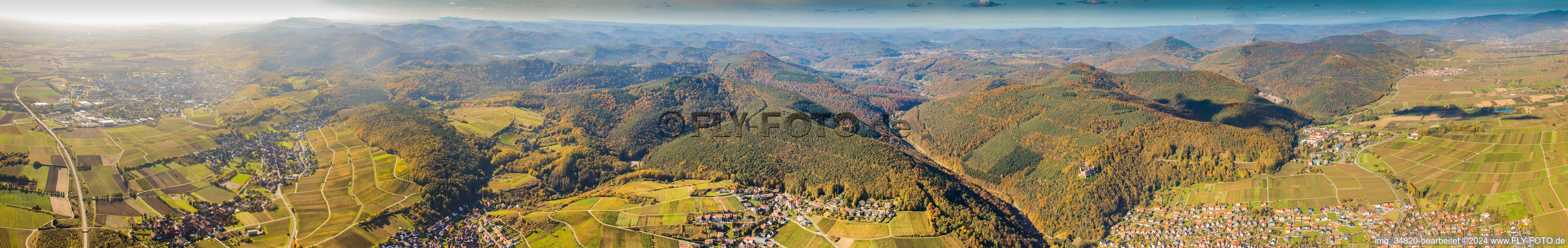 Panorama - Perspektive der Wald und Berglandschaft des Naturpark Pfälzerwald in Klingenmünster im Bundesland Rheinland-Pfalz, Deutschland