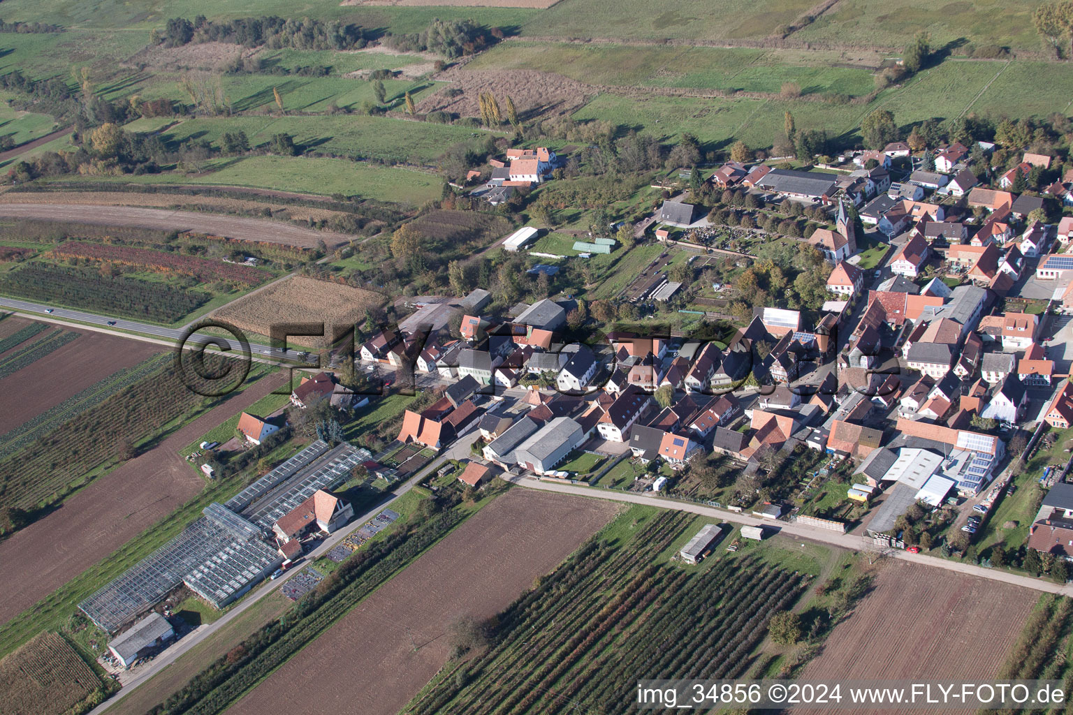 Luftaufnahme von Dorf - Ansicht am Rande von landwirtschaftlichen Feldern und Nutzflächen in Winden im Bundesland Rheinland-Pfalz, Deutschland