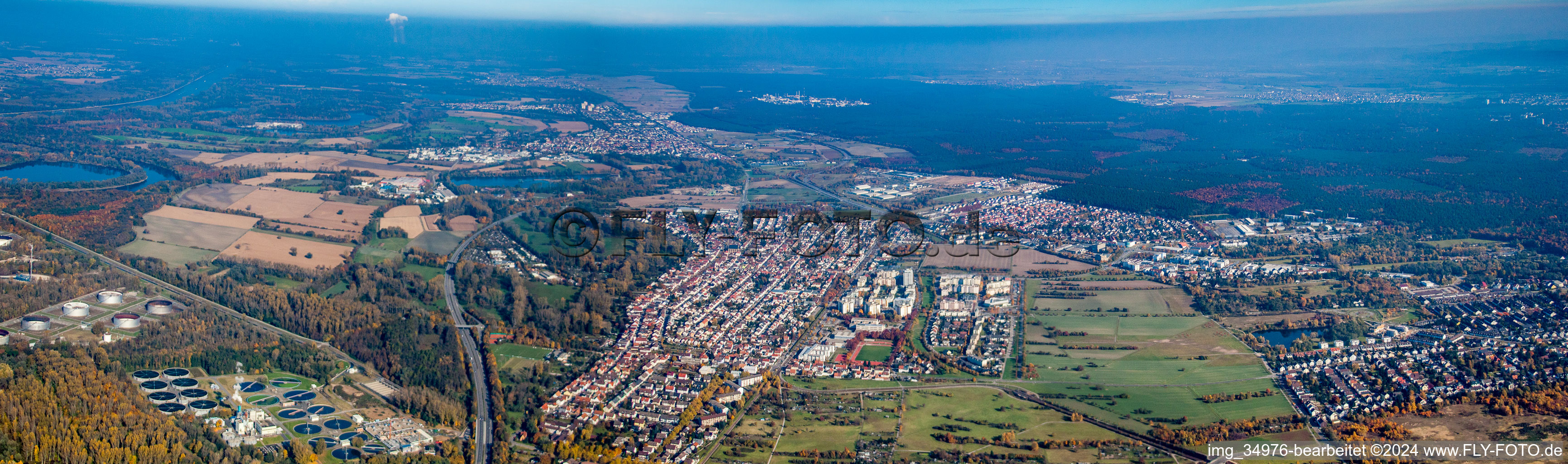 Panorama Perspektive Ortsansicht der Straßen und Häuser der Wohngebiete im Ortsteil Neureut in Karlsruhe im Bundesland Baden-Württemberg, Deutschland