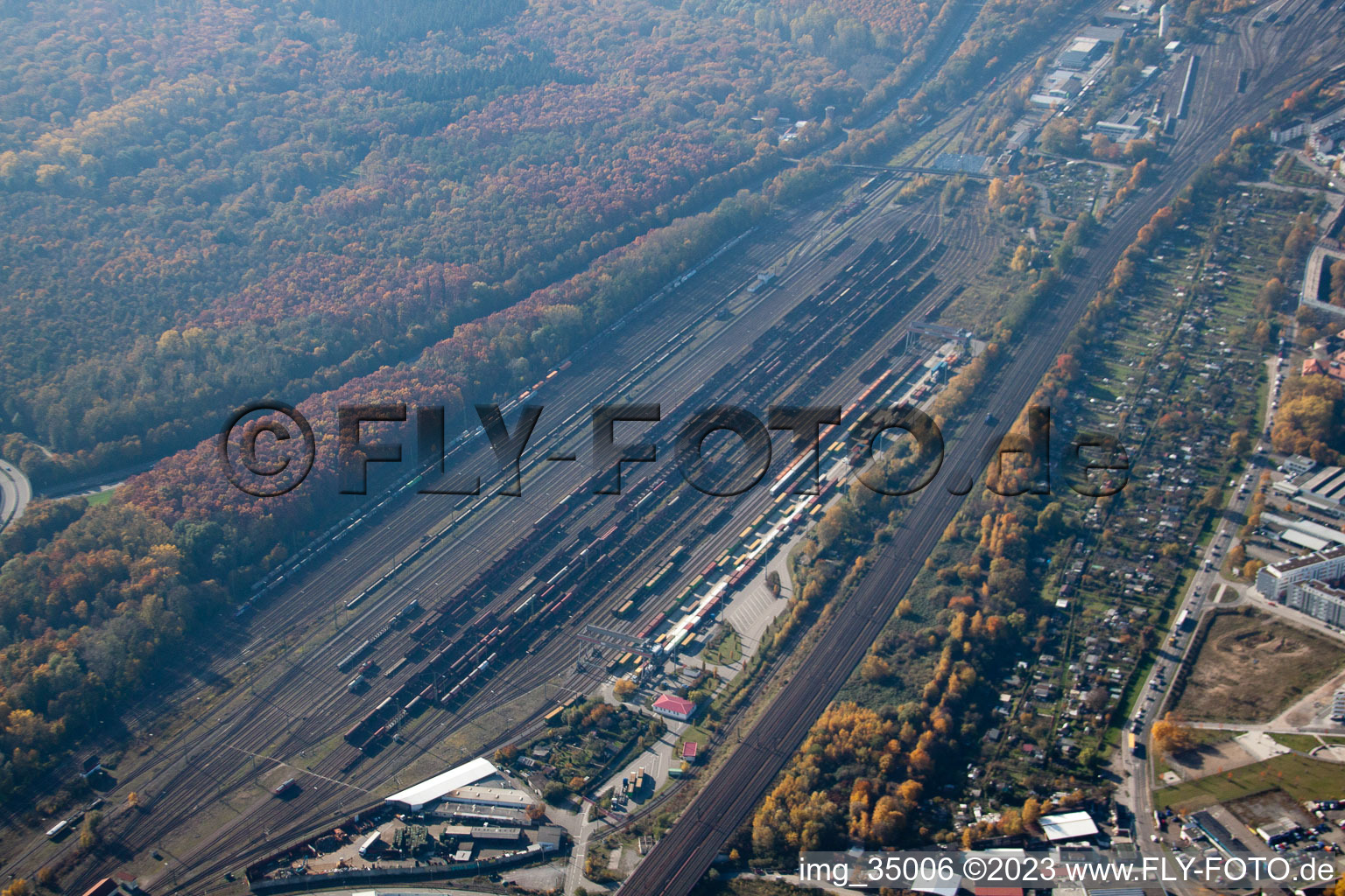 Luftbild von Karlsruhe, Güterbahnhof im Ortsteil Südstadt im Bundesland Baden-Württemberg, Deutschland
