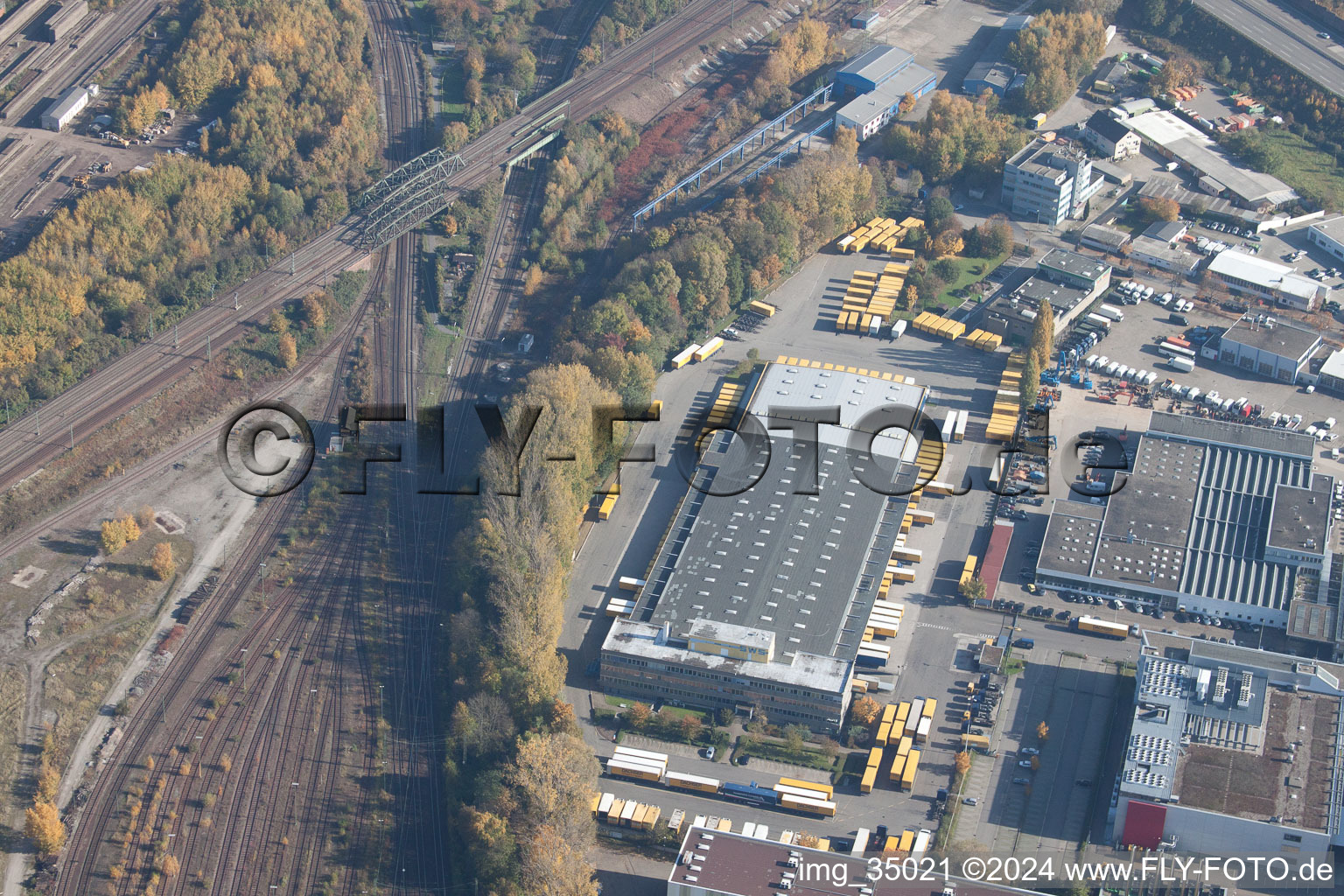 Luftaufnahme von Lagerhallen und Speditionsgebäude SWS-Speditions-GmbH, Ottostraße im Ortsteil Durlach in Karlsruhe im Bundesland Baden-Württemberg, Deutschland