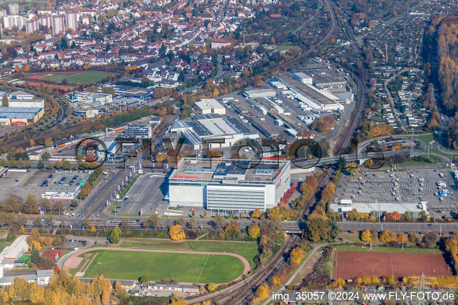 Luftaufnahme von Gebäude des Einrichtungshaus - Möbelmarkt der XXL Lutz, MANN Management GmbH im Ortsteil Rintheim in Karlsruhe im Bundesland Baden-Württemberg, Deutschland