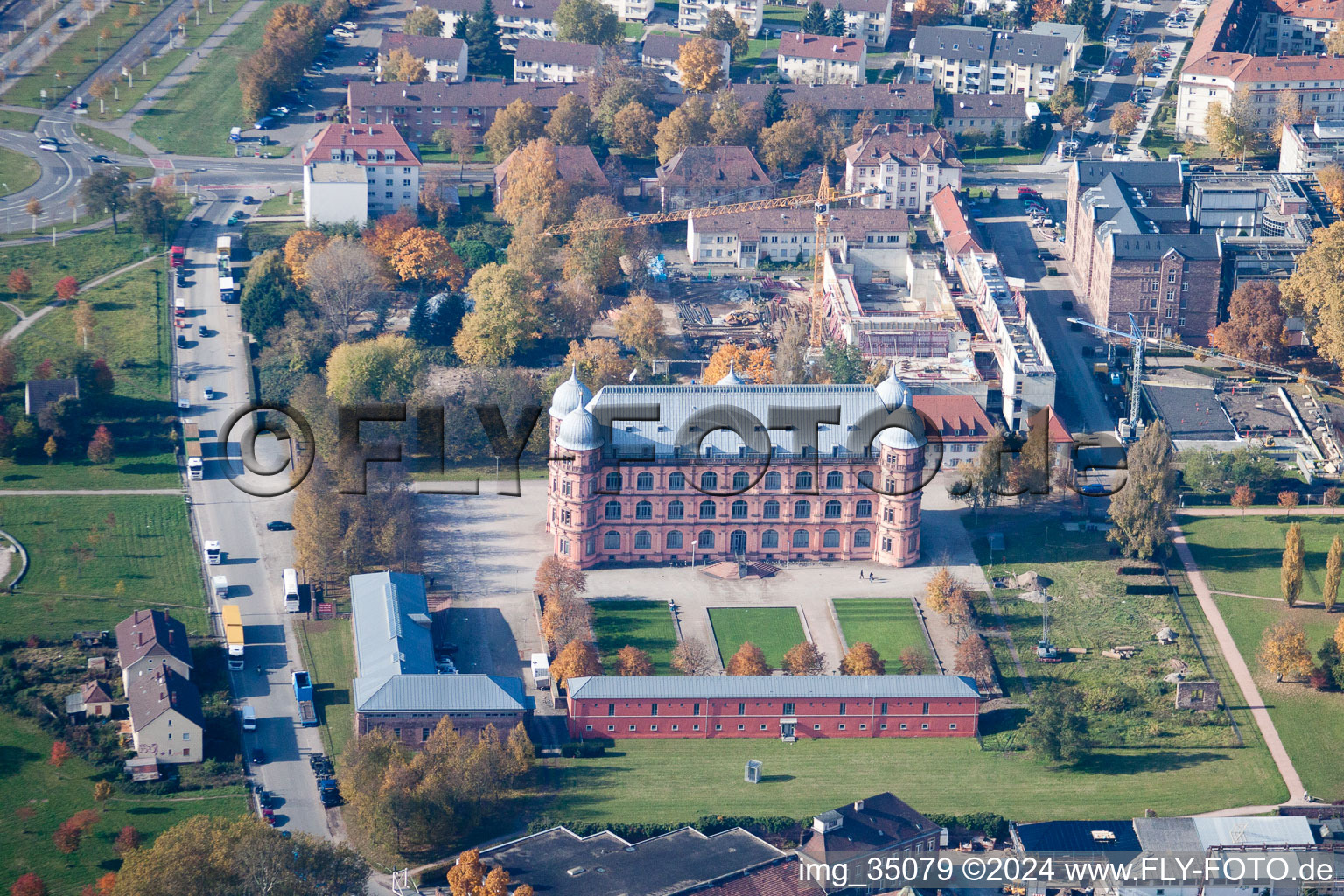 Luftbild von Gebäudekomplex der Hochschule Schloss Gottesaue -Hochschule für Musik in Karlsruhe im Ortsteil Oststadt im Bundesland Baden-Württemberg, Deutschland