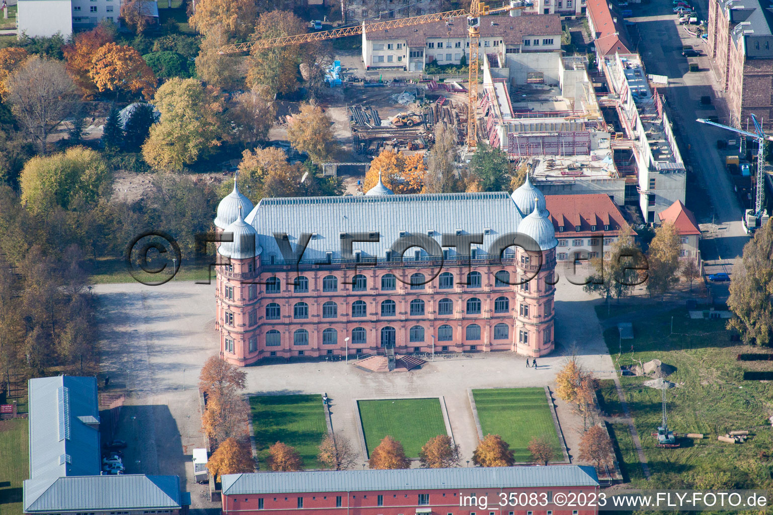 Schloss Gottesaue (Musikhochschule) in Karlsruhe im Ortsteil Oststadt im Bundesland Baden-Württemberg, Deutschland