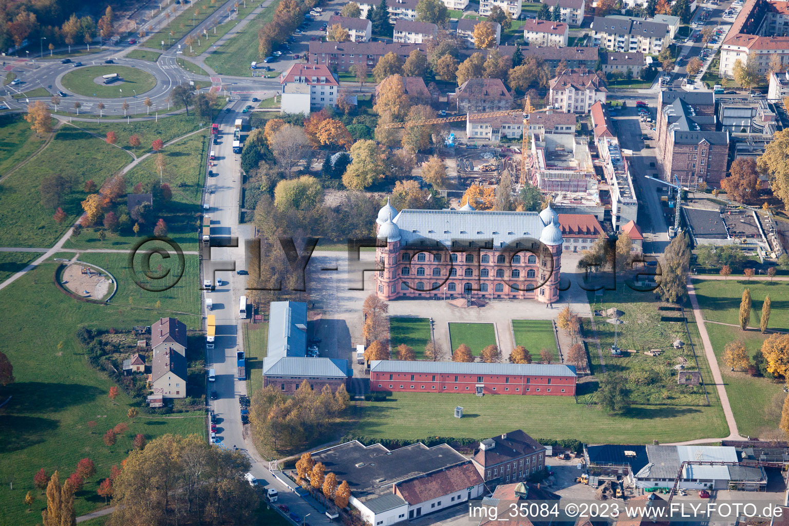 Luftbild von Schloss Gottesaue (Musikhochschule) in Karlsruhe im Ortsteil Oststadt im Bundesland Baden-Württemberg, Deutschland