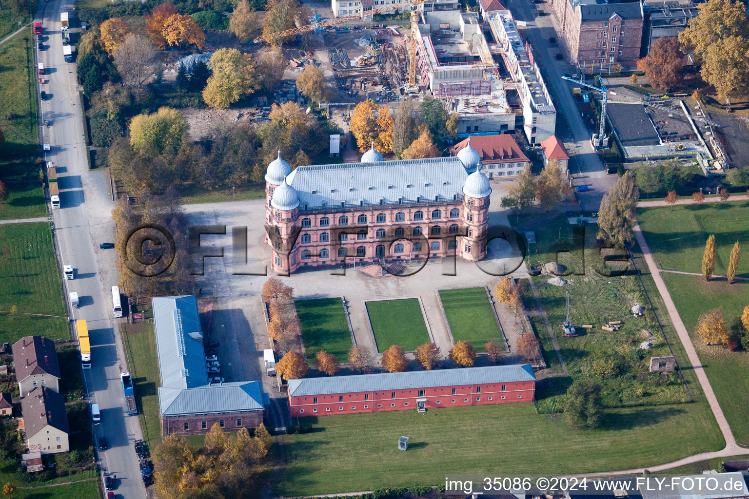 Luftaufnahme von Gebäudekomplex der Hochschule Schloss Gottesaue - Hochschule für Musik in Karlsruhe im Ortsteil Oststadt im Bundesland Baden-Württemberg, Deutschland