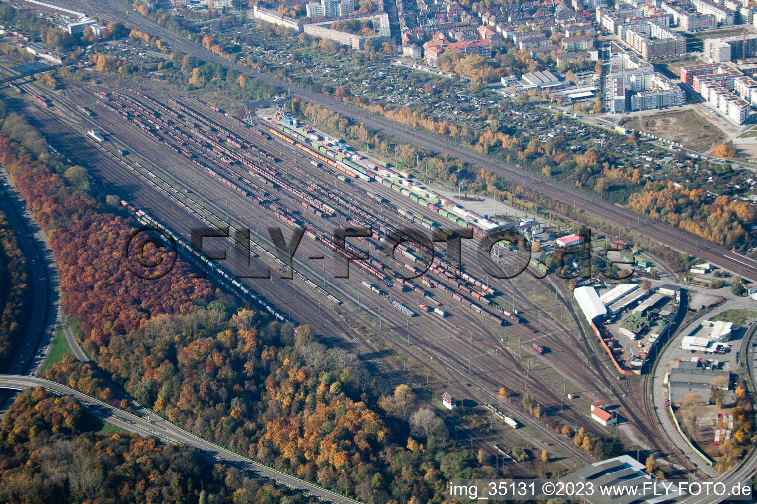 Luftaufnahme von Karlsruhe, Güterbahnhof im Ortsteil Südstadt im Bundesland Baden-Württemberg, Deutschland