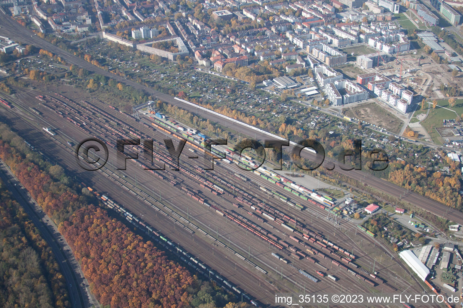 Schrägluftbild von Karlsruhe, Güterbahnhof im Ortsteil Südstadt im Bundesland Baden-Württemberg, Deutschland