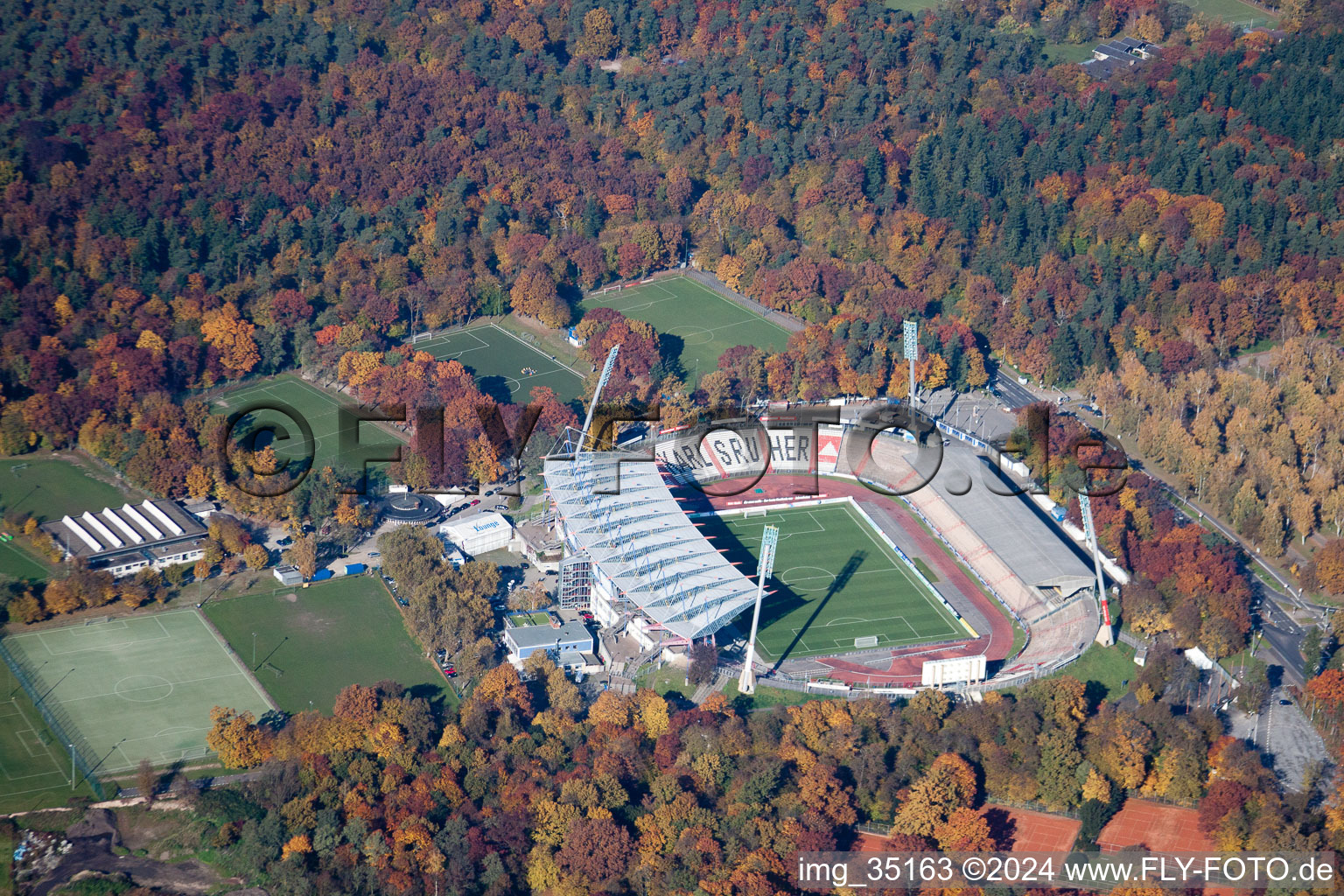 Luftbild von Fußball- Wildparkstadion des Vereins KSC in Karlsruhe im Ortsteil Innenstadt-Ost im Bundesland Baden-Württemberg, Deutschland