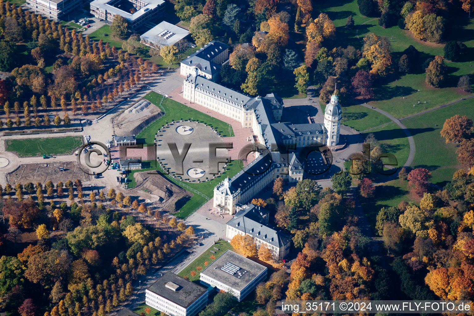 Luftbild von Gelände und Schlosspark am Schloss Karlsruhe. Das Karlsruher Schloss wurde 1715 als Residenz des Markgrafen Karl Wilhelm von Baden-Durlach errichtet. Heute ist in dem Gebäude das Badische Landesmuseum im Ortsteil Innenstadt-West im Bundesland Baden-Württemberg, Deutschland