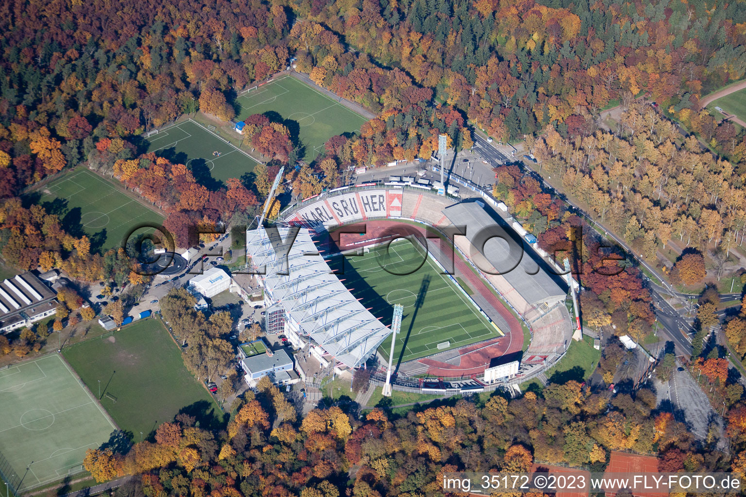 Luftaufnahme von Fußball- Wildparkstadion des Vereins KSC in Karlsruhe im Ortsteil Innenstadt-Ost im Bundesland Baden-Württemberg, Deutschland