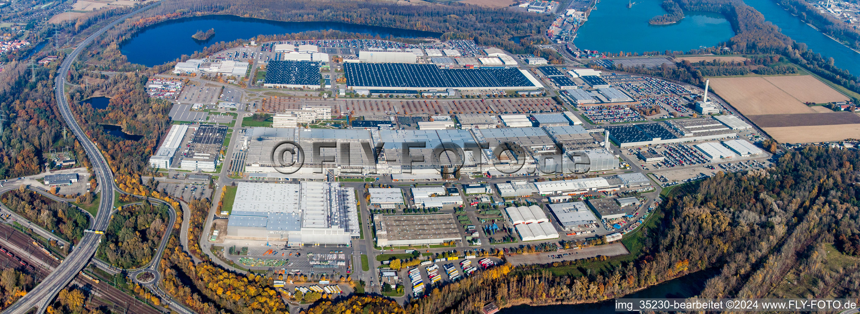 Gebäude und Produktionshallen auf dem Werksgelände des Daimler Automobilwerk Wörth in Wörth am Rhein im Bundesland Rheinland-Pfalz, Deutschland aus der Luft