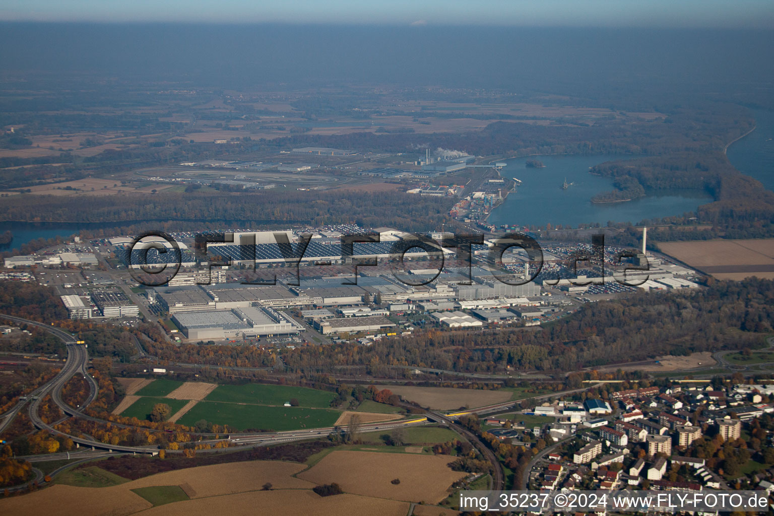 Luftbild von Daimler von Süden im Ortsteil Maximiliansau in Wörth am Rhein im Bundesland Rheinland-Pfalz, Deutschland