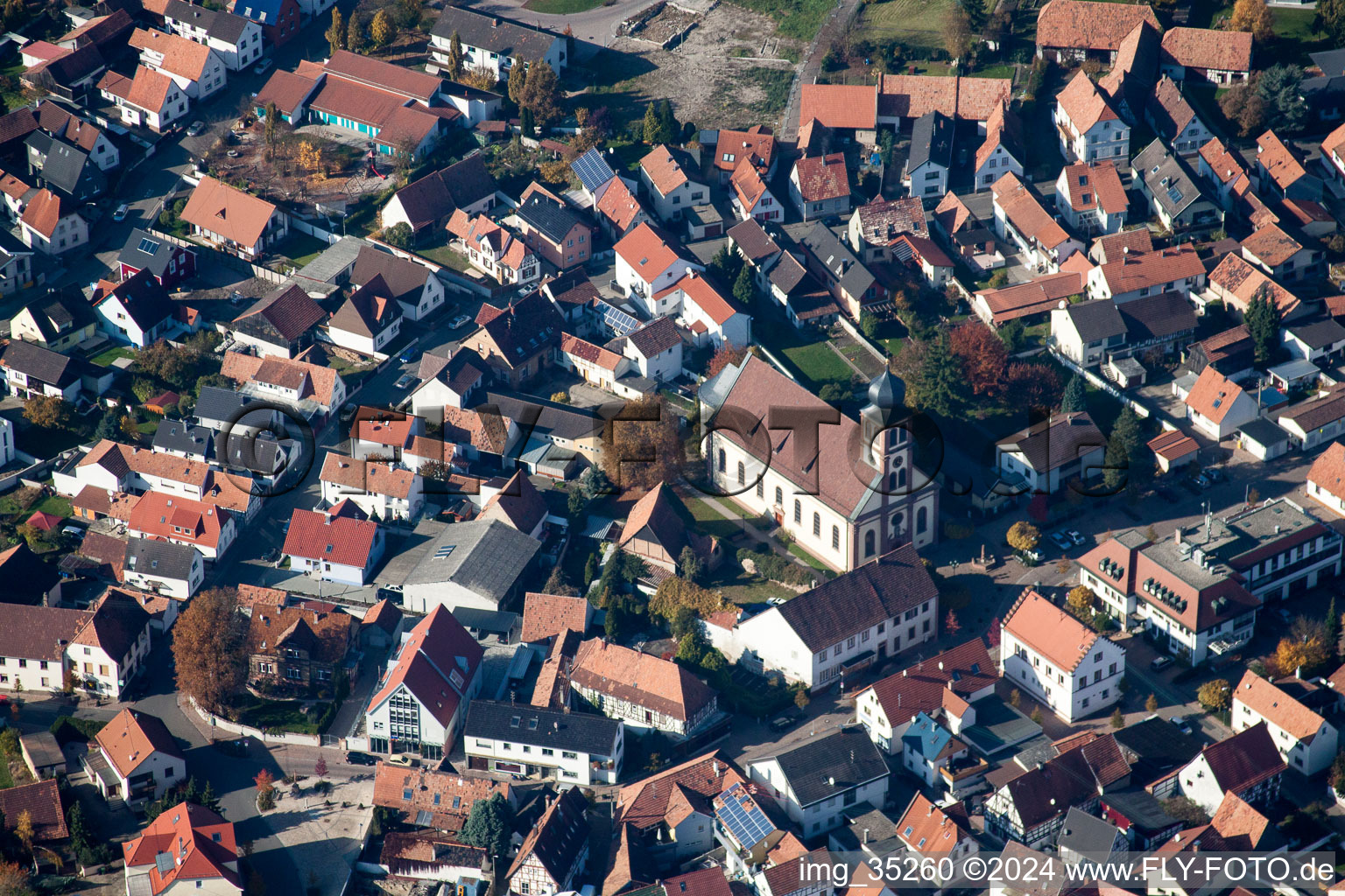 Luftaufnahme von Kirchengebäude im Dorfkern in Hagenbach im Bundesland Rheinland-Pfalz, Deutschland