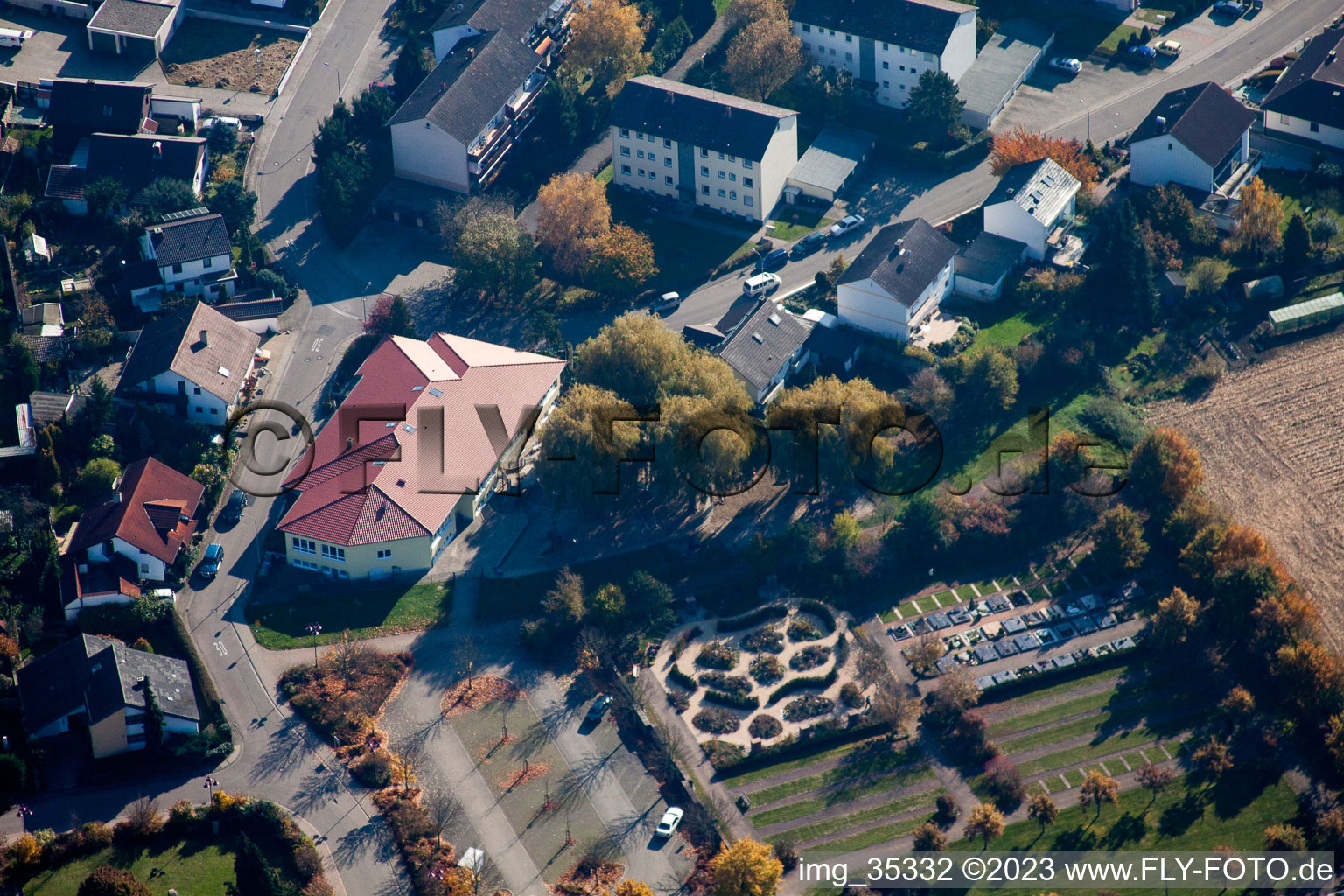 Luftaufnahme von Hagenbach, Friedhof im Bundesland Rheinland-Pfalz, Deutschland