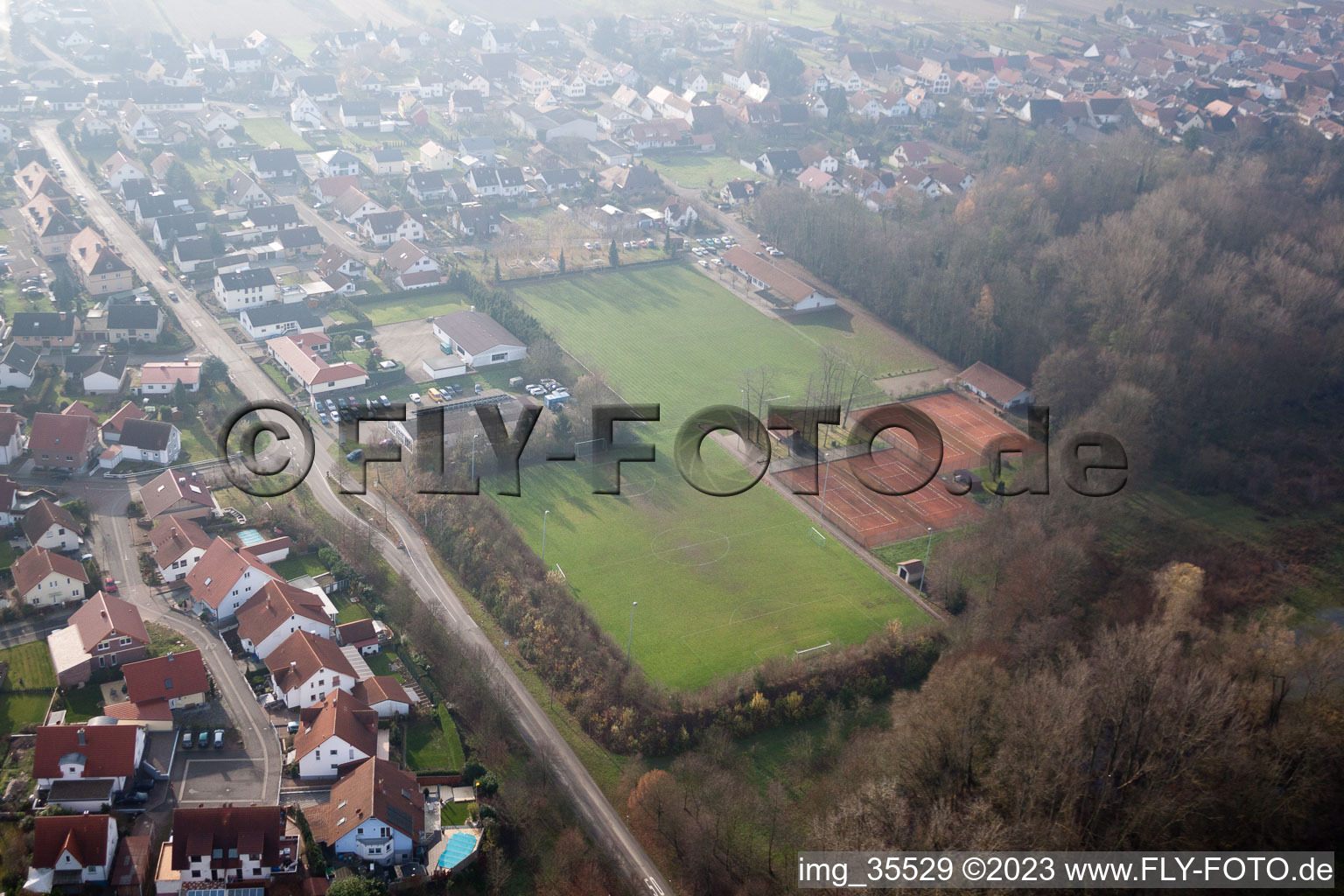 Luftaufnahme von Winden, Sportplätze im Bundesland Rheinland-Pfalz, Deutschland