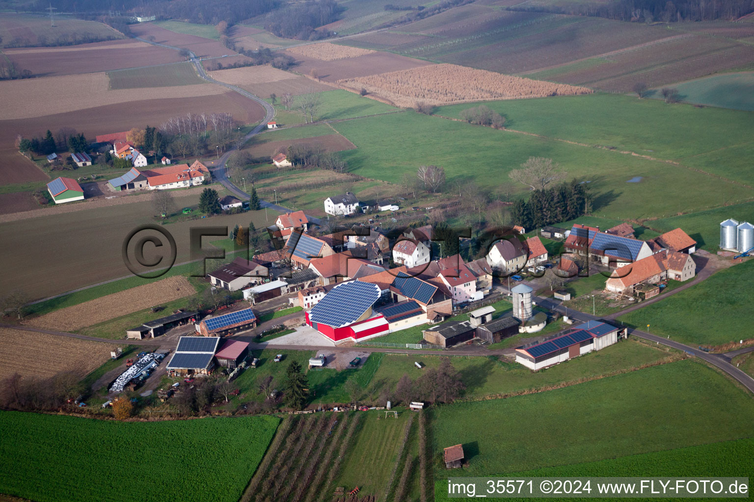 Drehbare Photovoltaikanlage auf einem Stall im Ortsteil Deutschhof in Kapellen-Drusweiler im Bundesland Rheinland-Pfalz, Deutschland