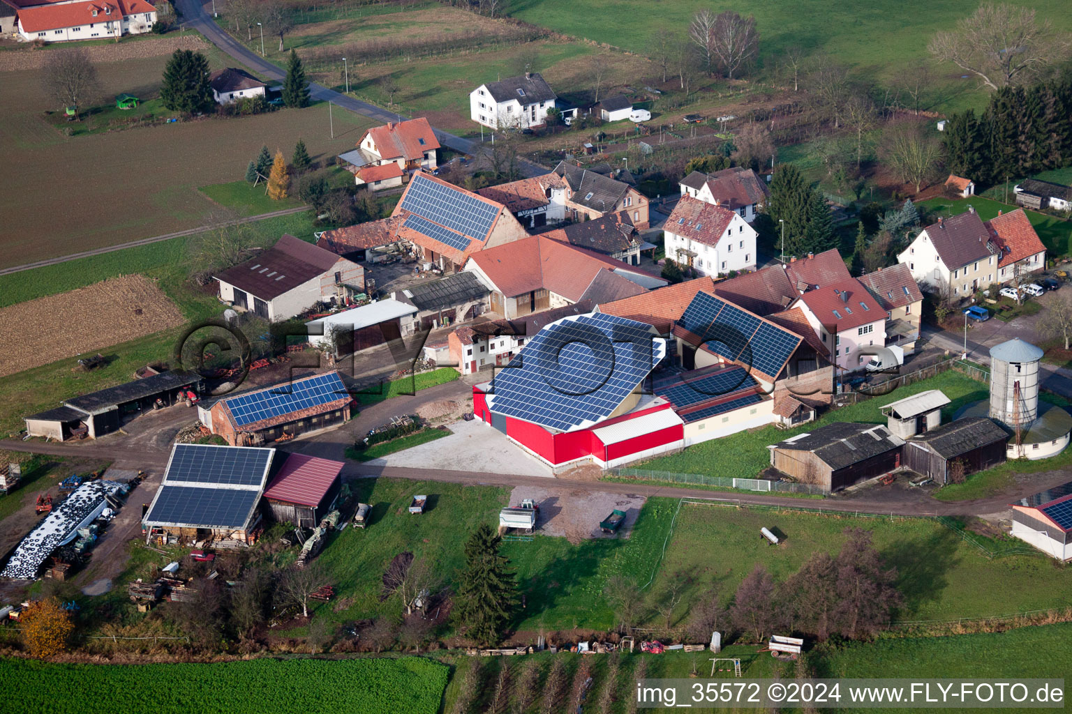 Luftbild von Drehbare Photovoltaikanlage auf einem Stall im Ortsteil Deutschhof in Kapellen-Drusweiler im Bundesland Rheinland-Pfalz, Deutschland