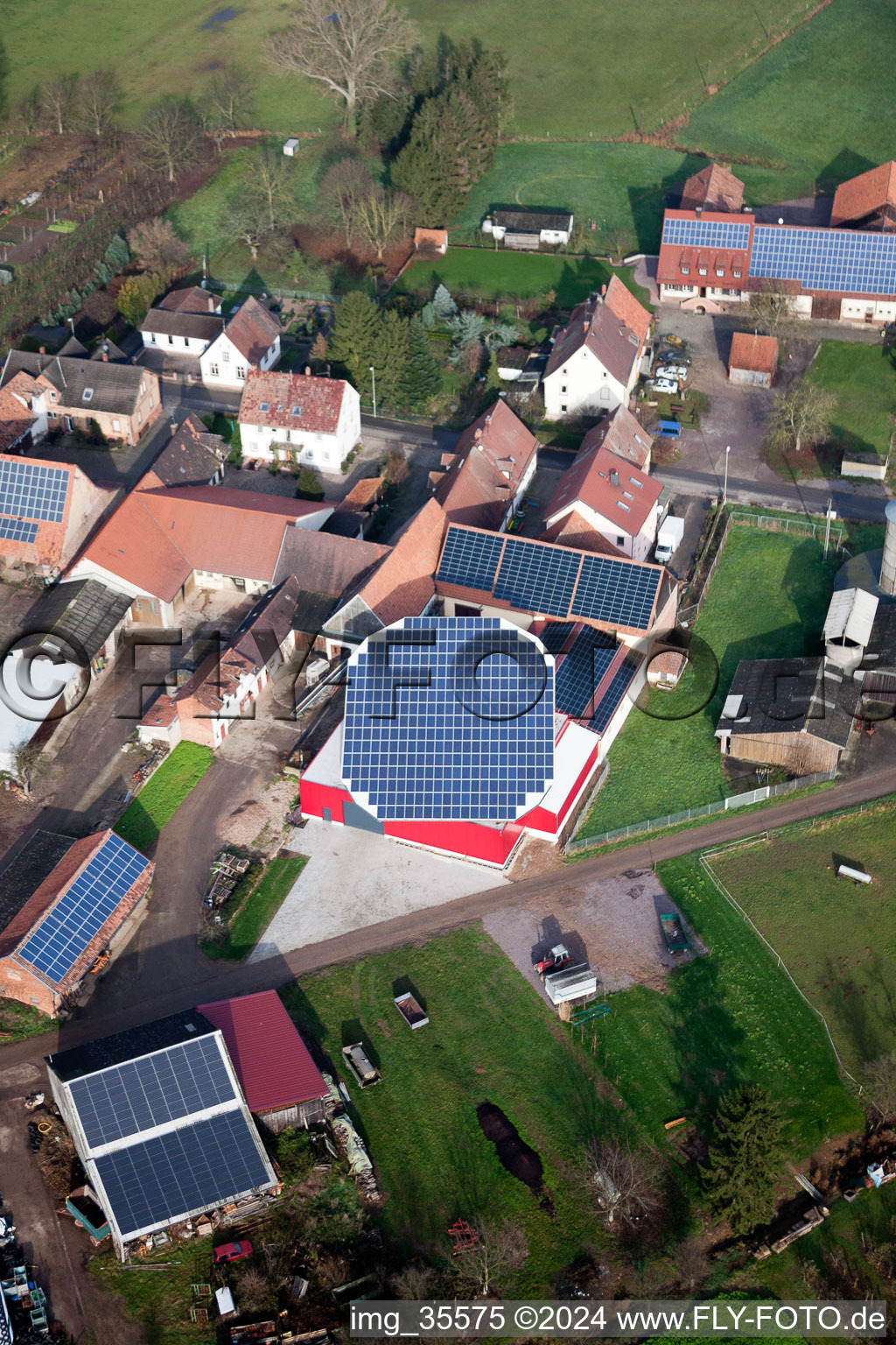 Luftaufnahme von Drehbare Photovoltaikanlage auf einem Stall im Ortsteil Deutschhof in Kapellen-Drusweiler im Bundesland Rheinland-Pfalz, Deutschland