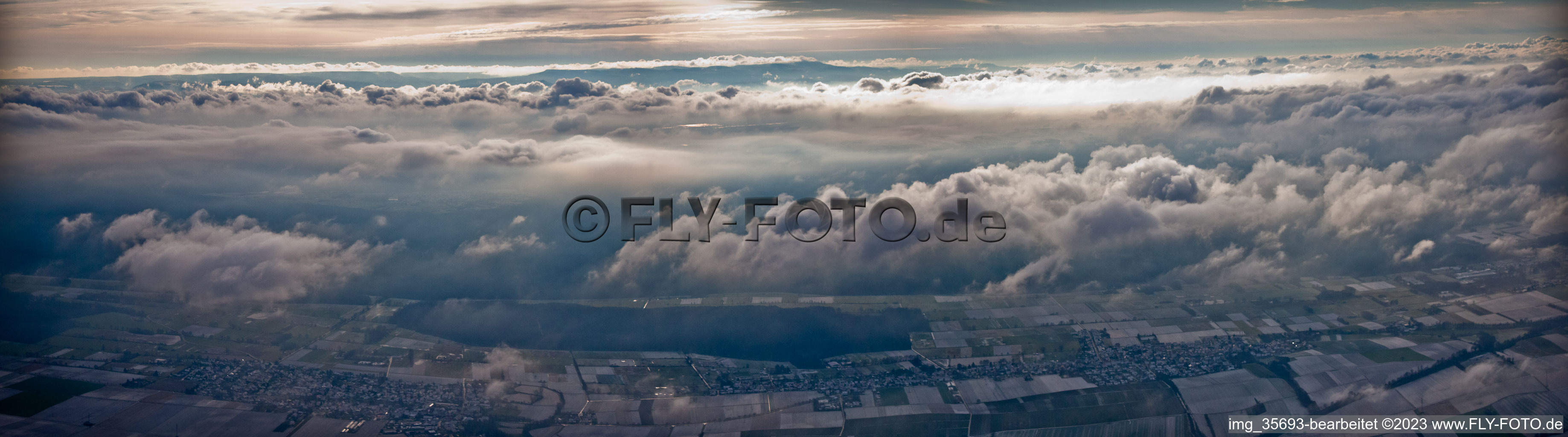 Wolken über dem Bienwald bei Freckenfeld im Bundesland Rheinland-Pfalz, Deutschland