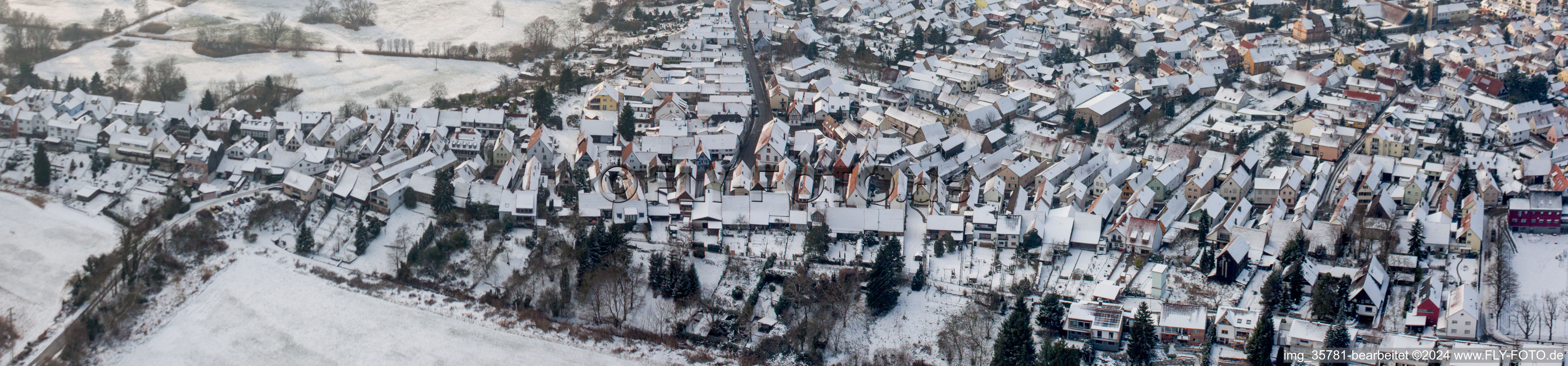 Winterlich schneebedeckte Panorama Perspektive Dorf - Ansicht der Ludwigstrasse in Jockgrim im Bundesland Rheinland-Pfalz, Deutschland