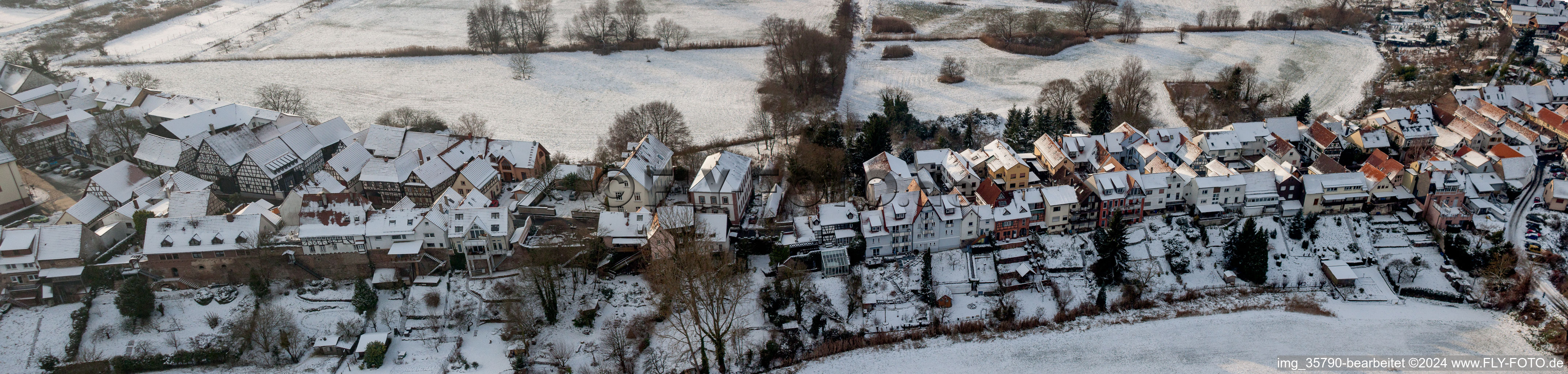 Luftbild von Winterlich schneebedeckte Panorama Perspektive Dorf - Ansicht der Ludwigstrasse in Jockgrim im Bundesland Rheinland-Pfalz, Deutschland