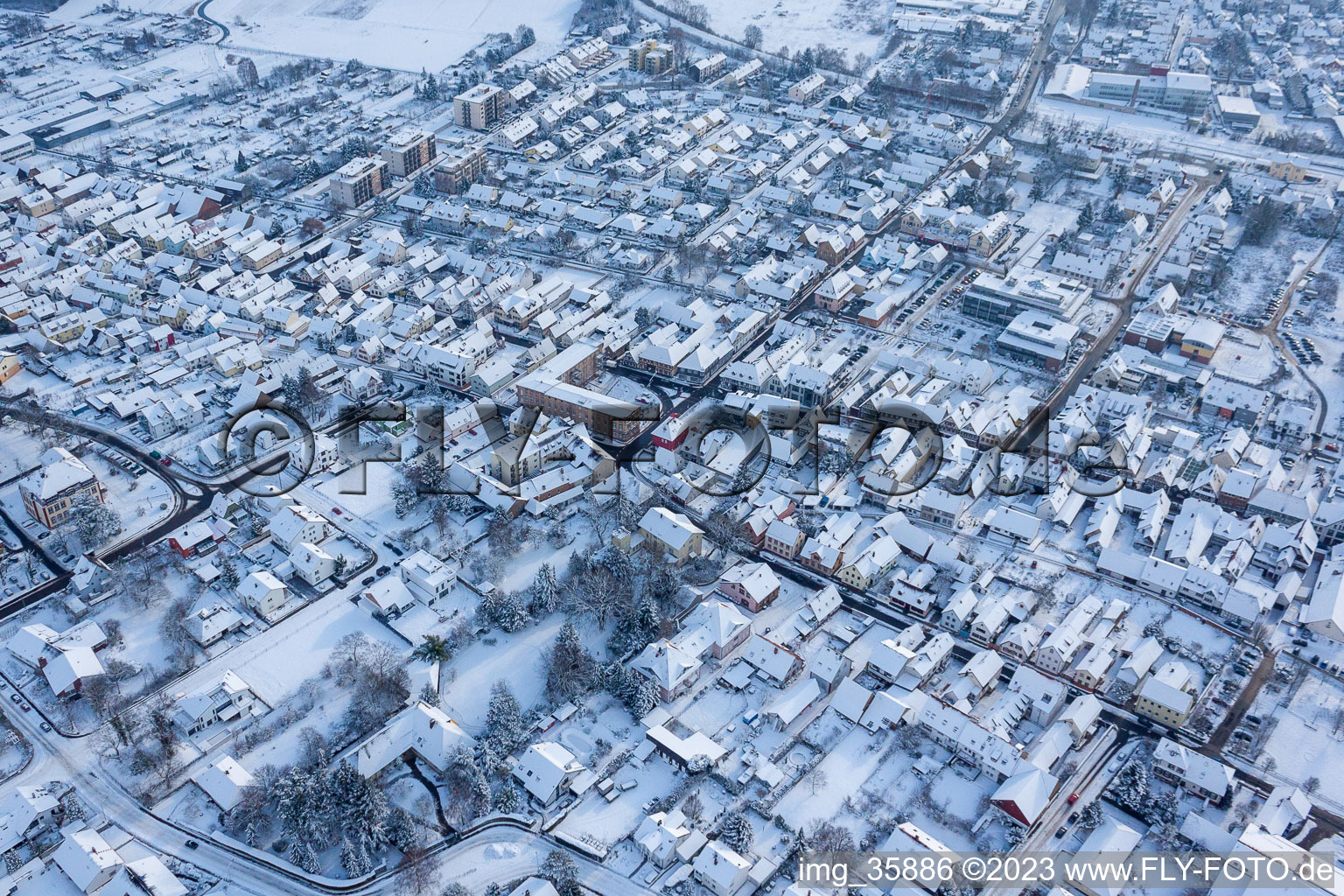 Im Schnee in Kandel im Bundesland Rheinland-Pfalz, Deutschland aus der Luft
