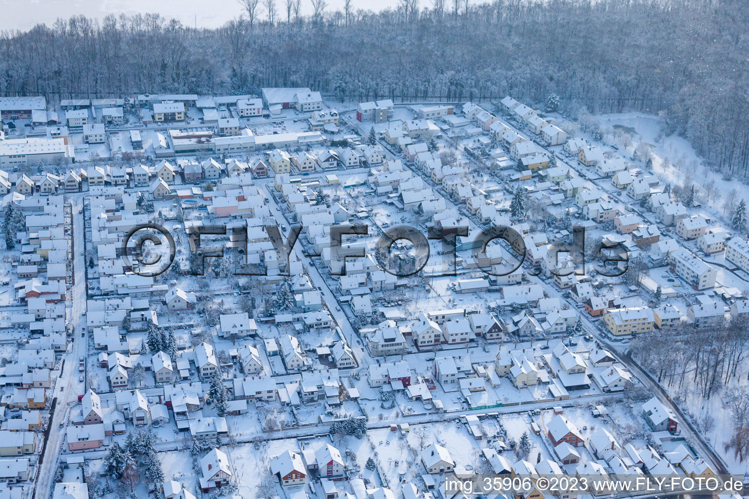 Kandel, Siedlung im Bundesland Rheinland-Pfalz, Deutschland von der Drohne aus gesehen