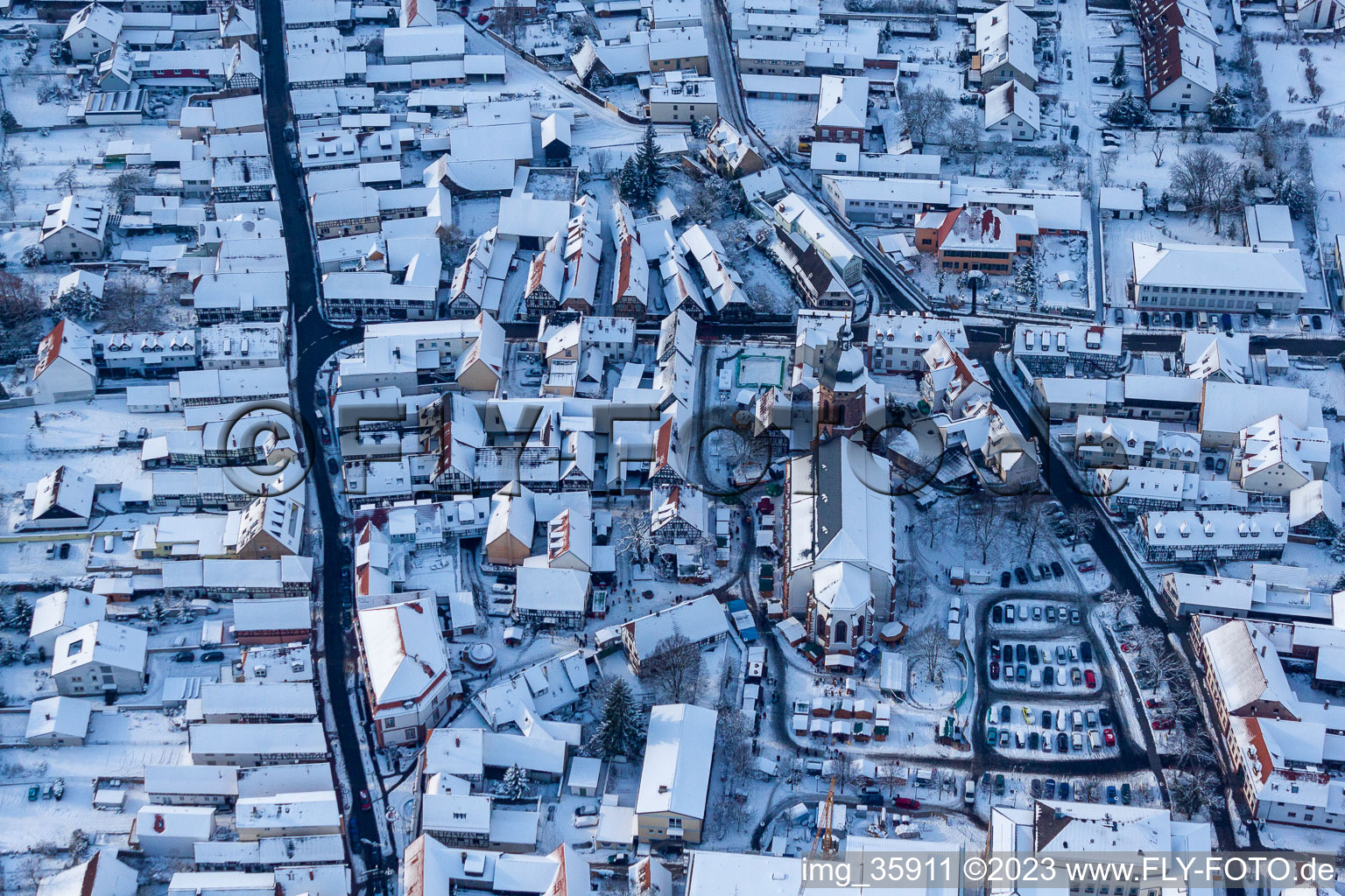 Im Schnee in Kandel im Bundesland Rheinland-Pfalz, Deutschland aus der Luft betrachtet