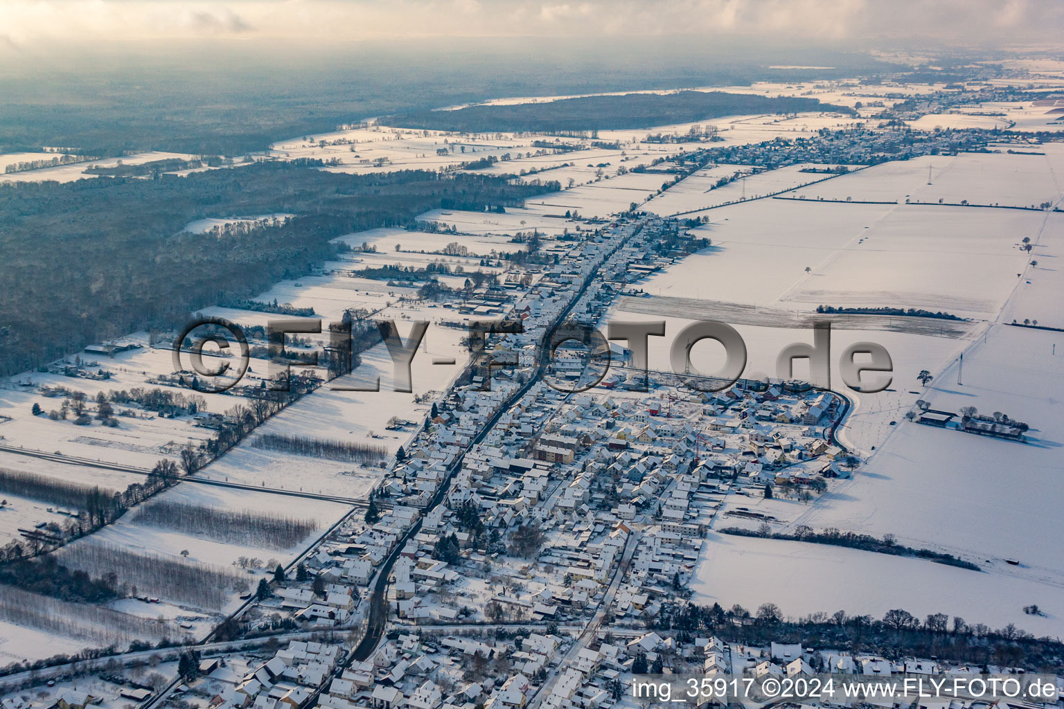 Luftbild von Saarstraße im Winter bei Schnee in Kandel im Bundesland Rheinland-Pfalz, Deutschland