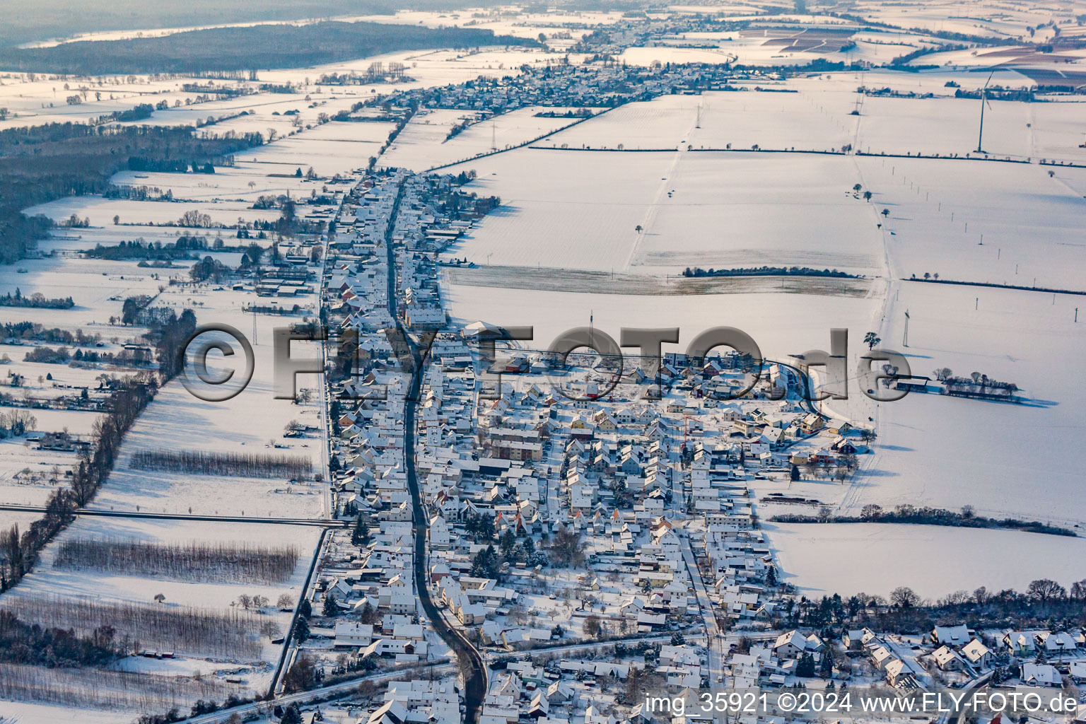 Luftaufnahme von Saarstraße im Winter bei Schnee in Kandel im Bundesland Rheinland-Pfalz, Deutschland