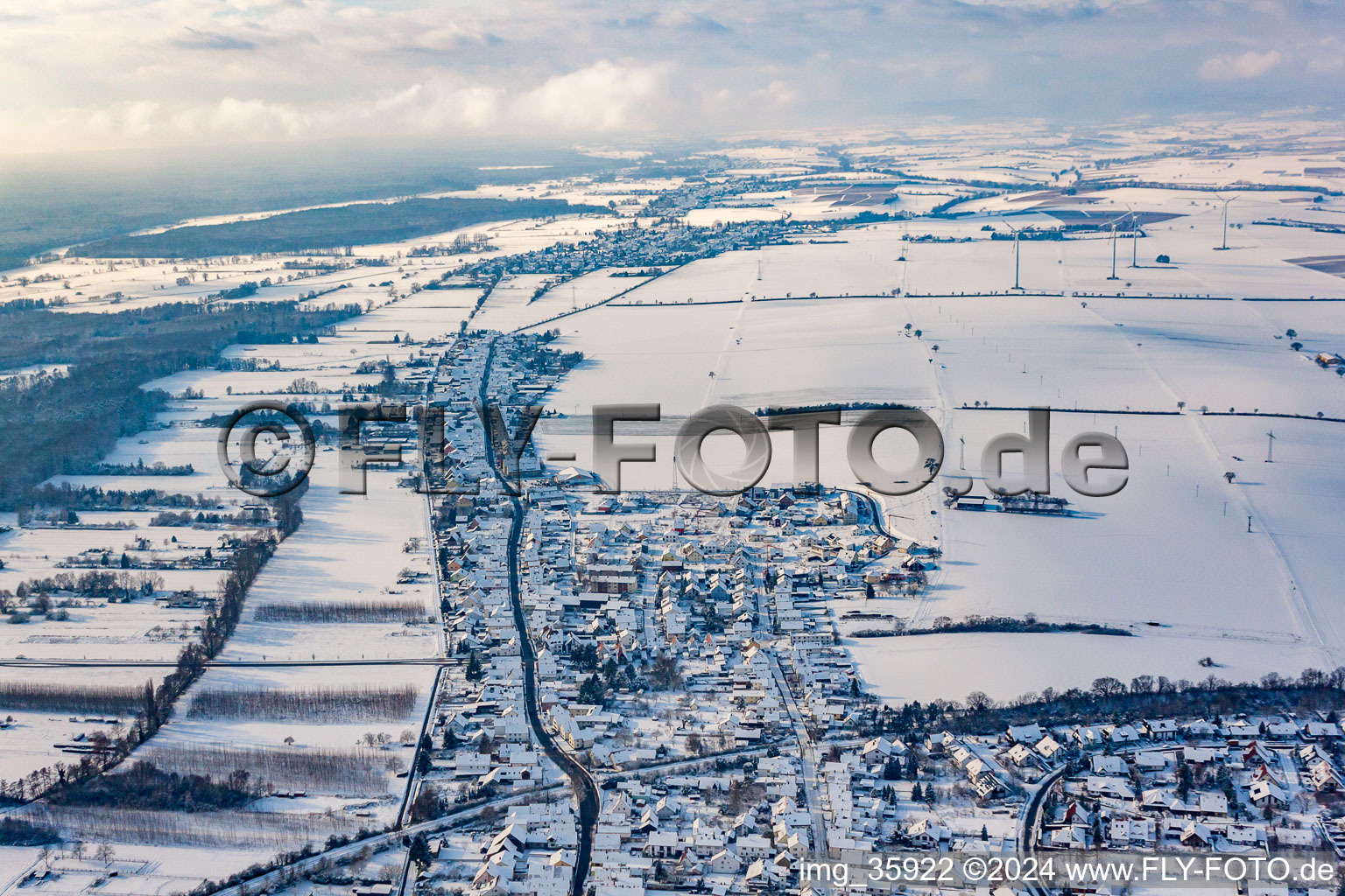 Schrägluftbild von Saarstraße im Winter bei Schnee in Kandel im Bundesland Rheinland-Pfalz, Deutschland