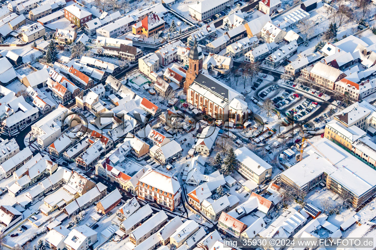 Luftaufnahme von Christkindlmarkt am Plätzl und um die St. Georgskirche bei Schnee in Kandel im Bundesland Rheinland-Pfalz, Deutschland