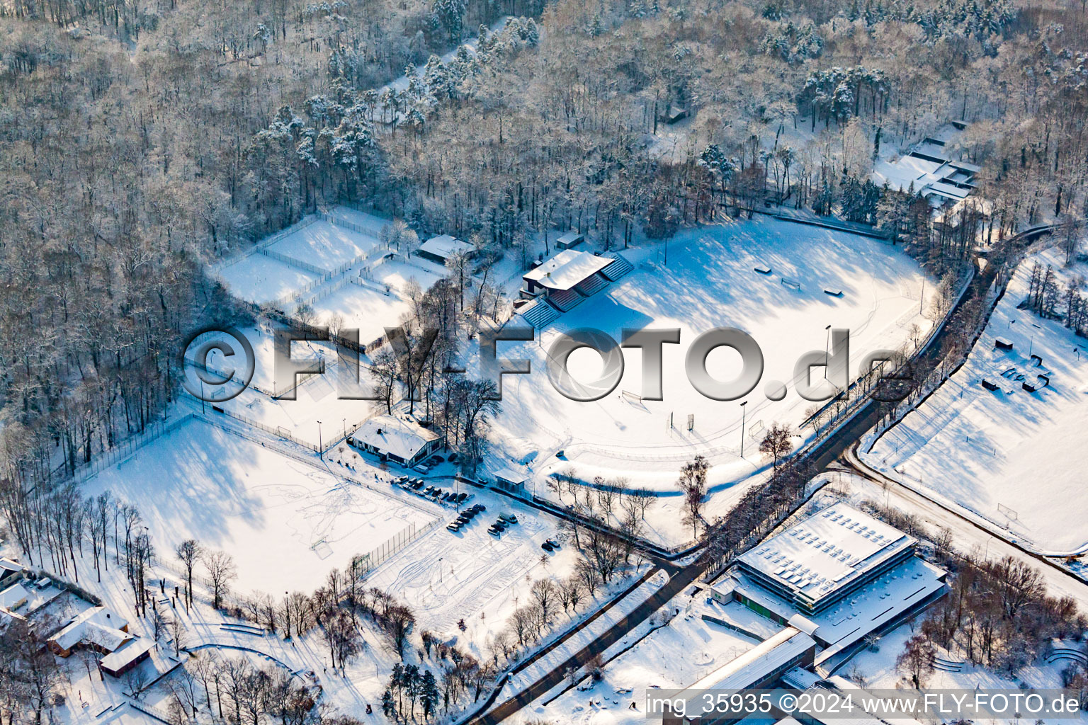 Bienwaldstadion im Winter bei Schnee in Kandel im Bundesland Rheinland-Pfalz, Deutschland